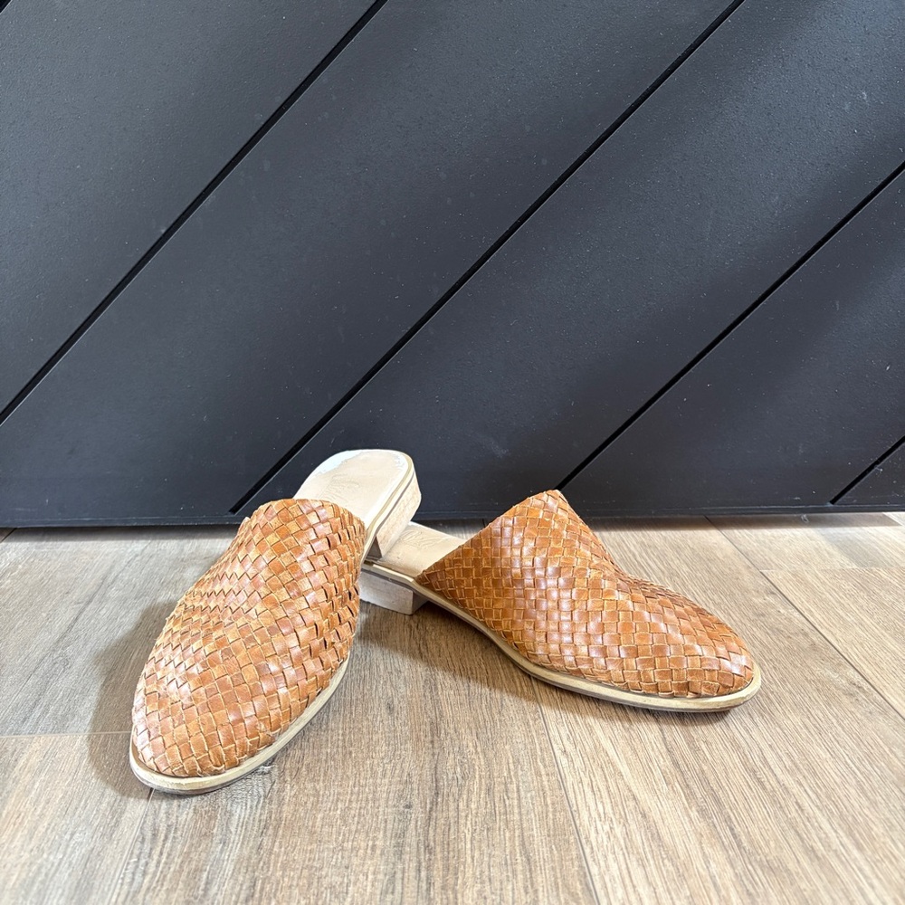 Sseko Designs Hand Woven Leather Mules size 8